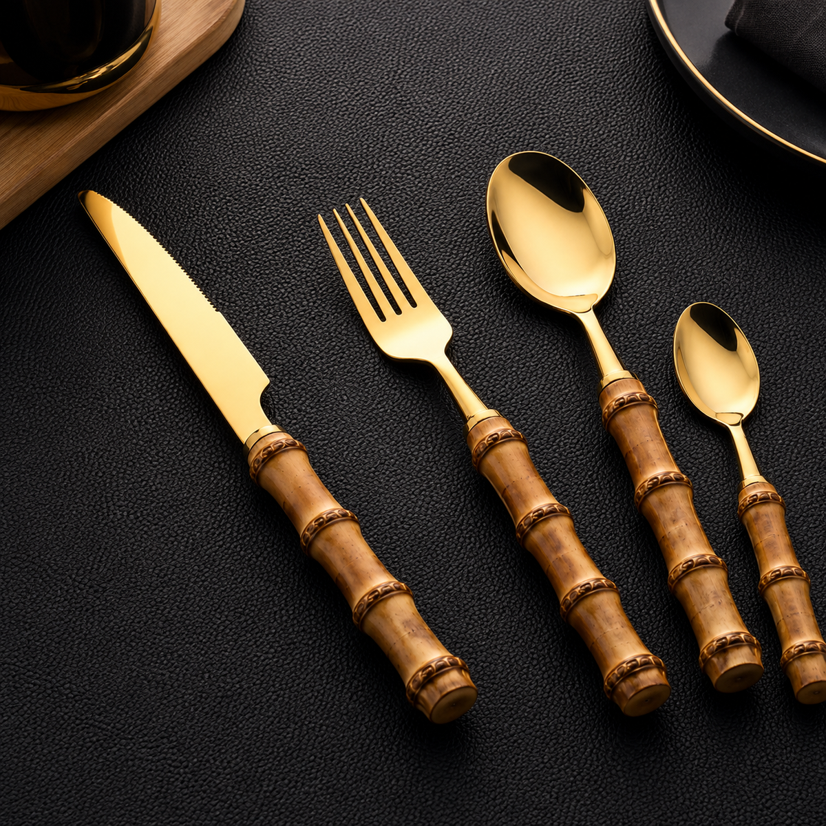 Faqueiro Verona dourado com cabos de bambu em composição de mesa