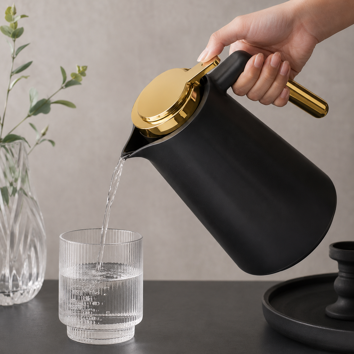 Garrafa Térmica Siena Com Acionamento Superior - Preto e Dourado