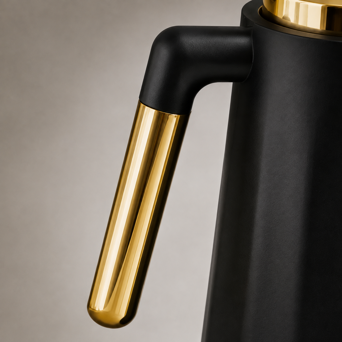 Garrafa Térmica Siena Com Acionamento Superior - Preto e Dourado