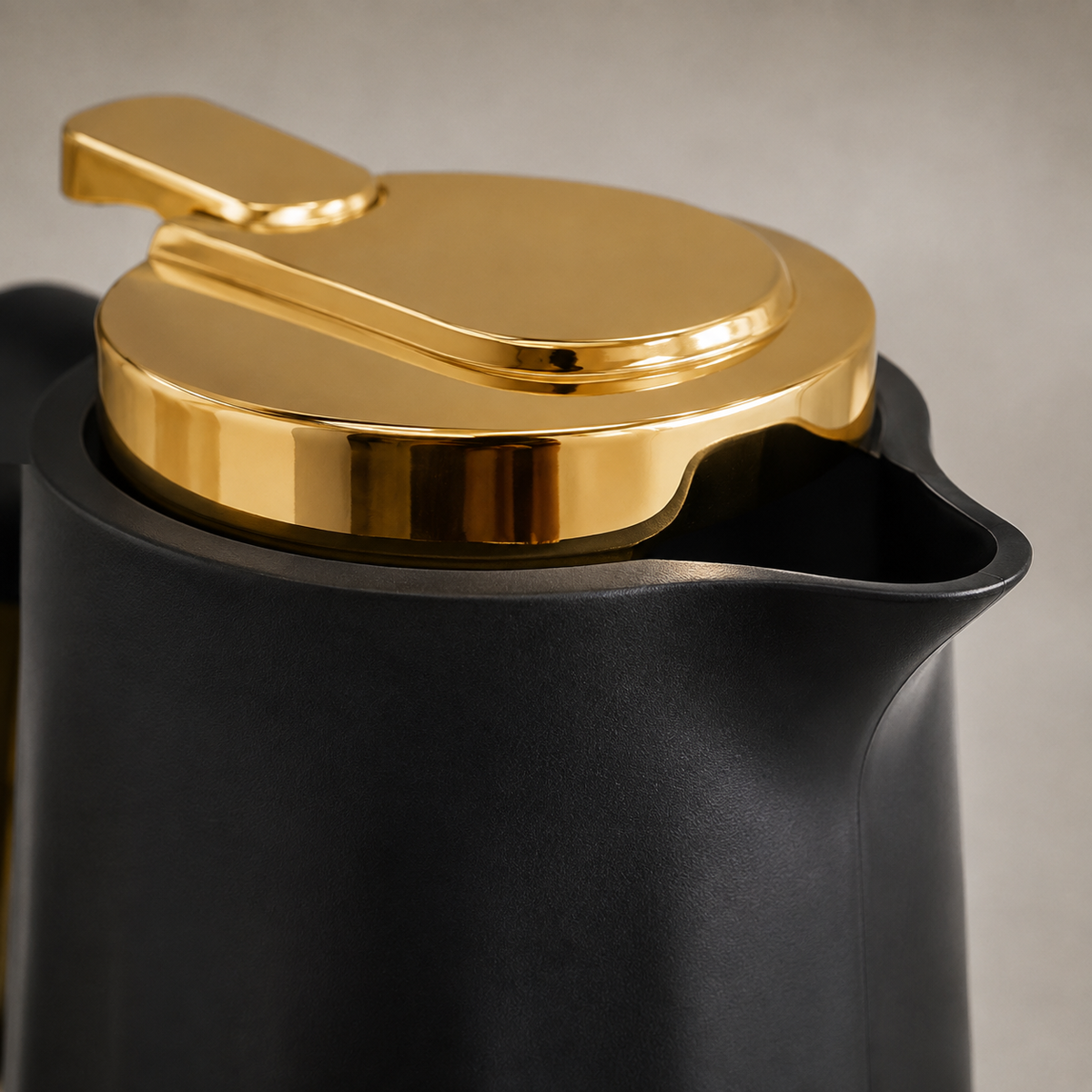 Garrafa Térmica Siena Com Acionamento Superior - Preto e Dourado