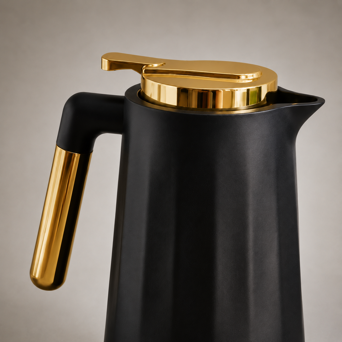Garrafa Térmica Siena Com Acionamento Superior Preto e Dourado