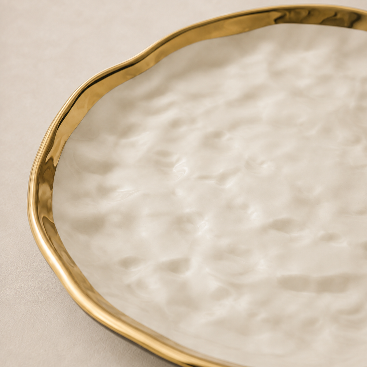 Prato Cerâmico Orgânico Borda Dourada - Ivory