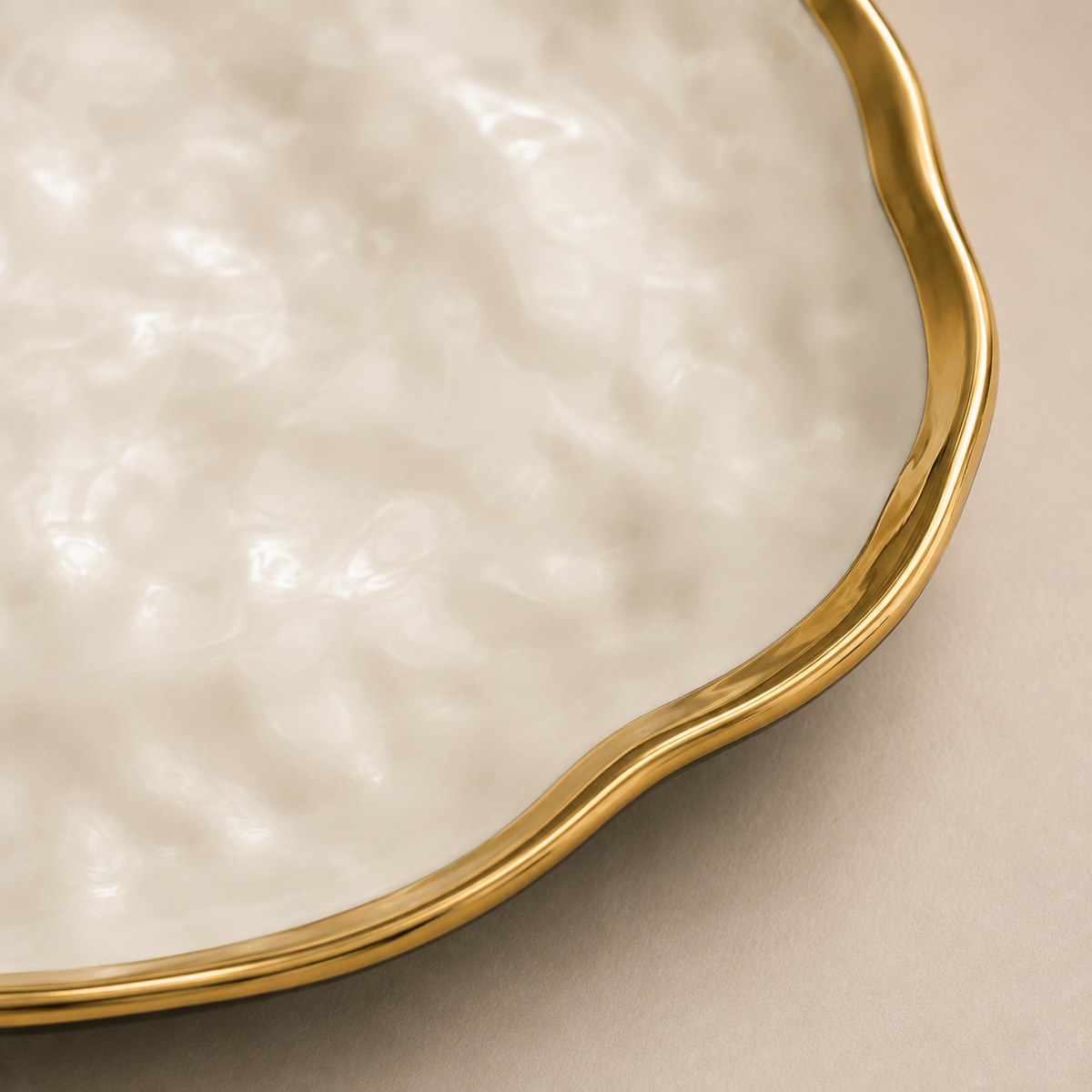 Prato Cerâmico Orgânico Borda Dourada - Ivory