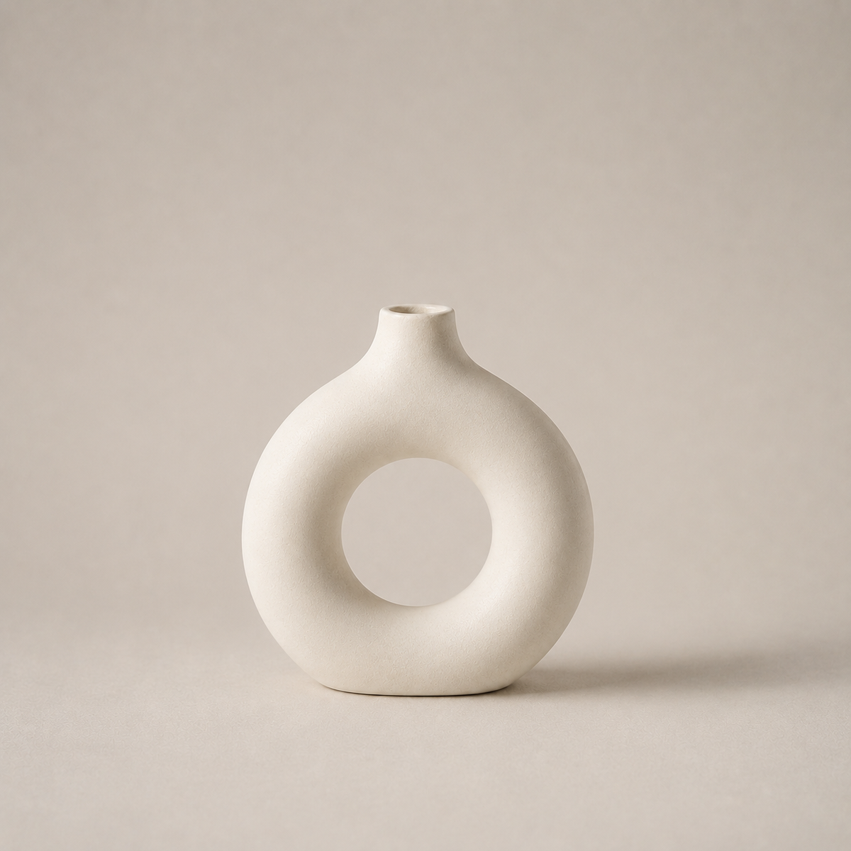 Vaso Escultural Orbe em Cerâmica Branco Marfim